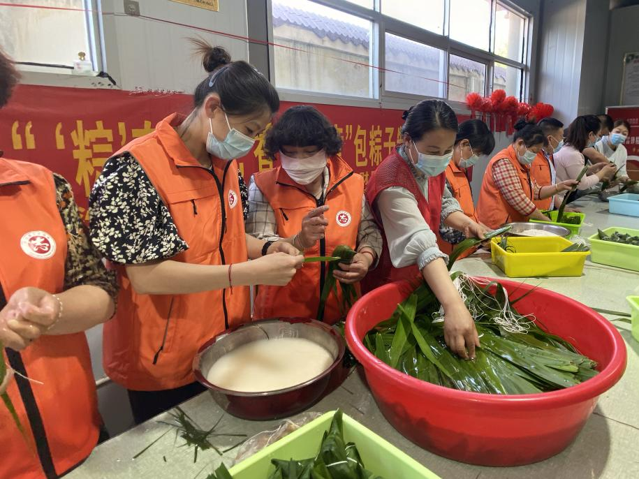 青口供電所黨支部聯(lián)合生產(chǎn)生活服務(wù)中心分會、黃沙坨社區(qū)，共同舉辦“悠悠艾草香 濃濃端午情”系列活動。.png